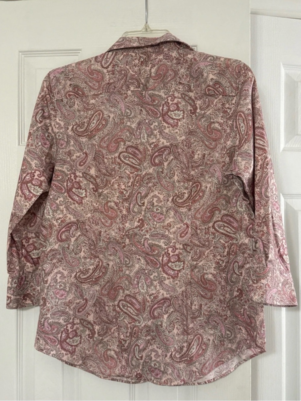 Chaps no iron pink and cream paisley button-down shirt. Size US M. - Picture 5 of 9